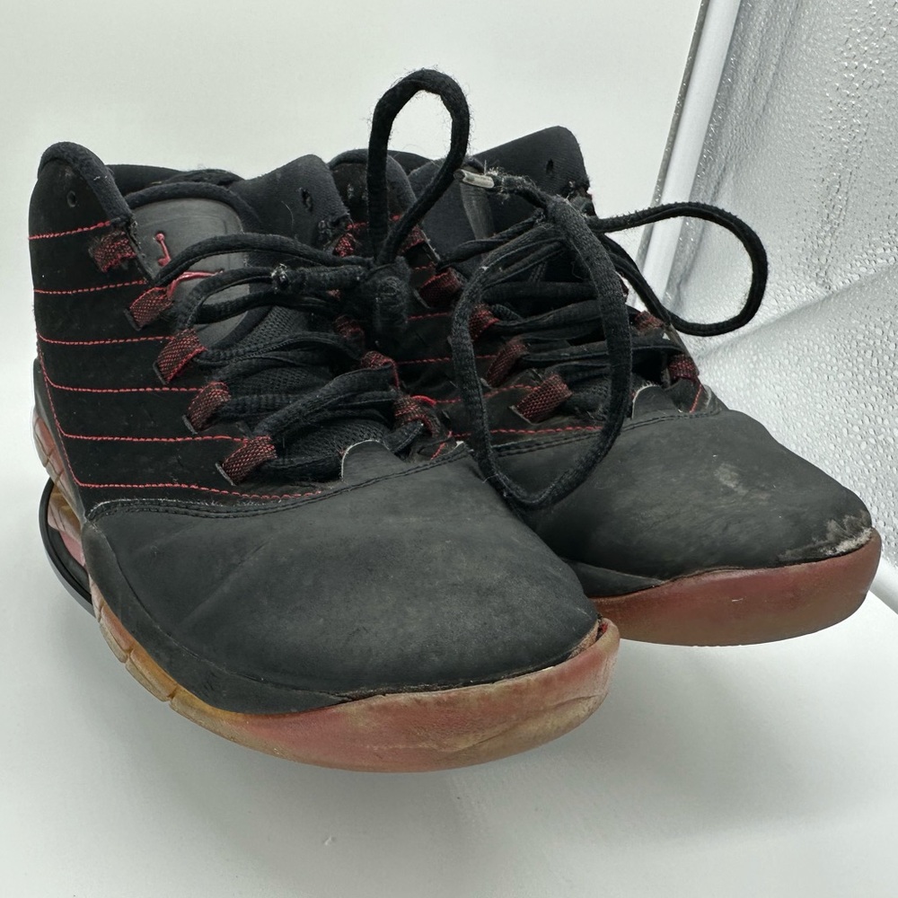 Jordan kids black and red size 4Y